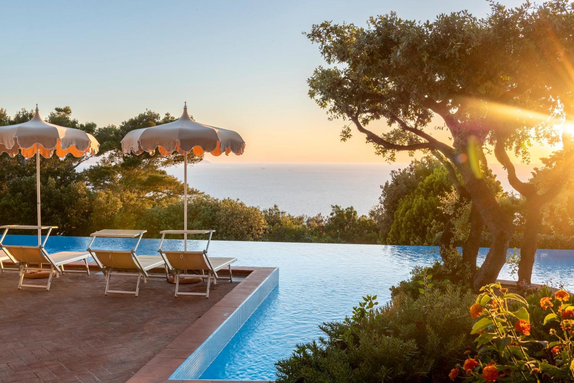 Boutique Hotel Torre Di Cala Piccola Порто Санто Стефано Екстериор снимка