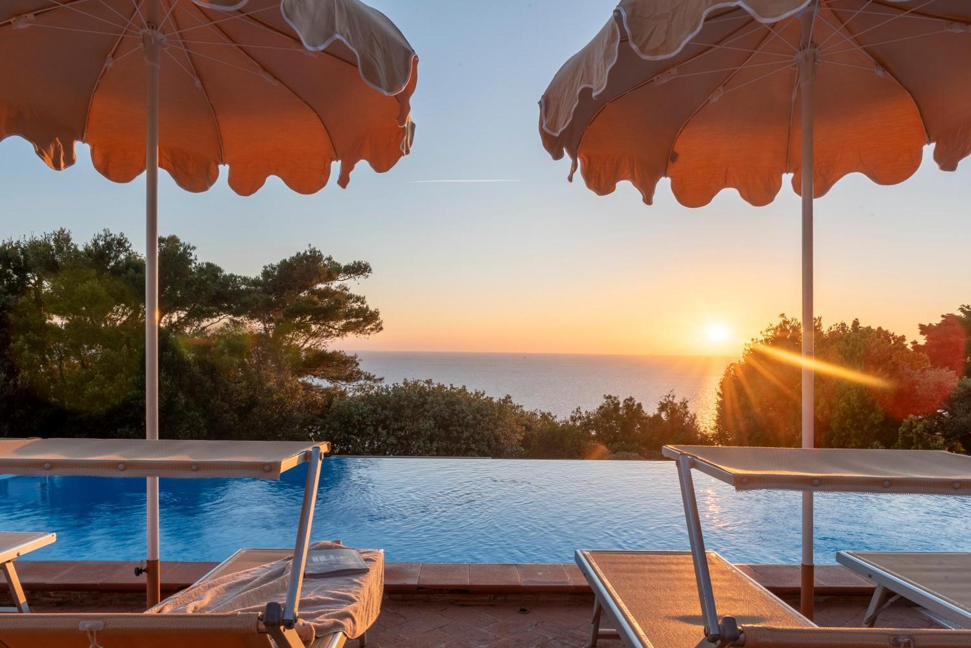 Boutique Hotel Torre Di Cala Piccola Порто Санто Стефано Екстериор снимка