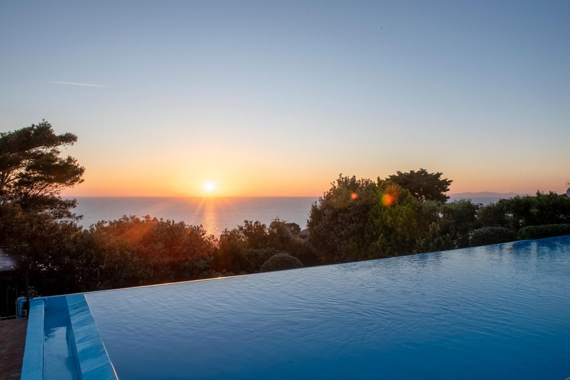 Boutique Hotel Torre Di Cala Piccola Порто Санто Стефано Екстериор снимка