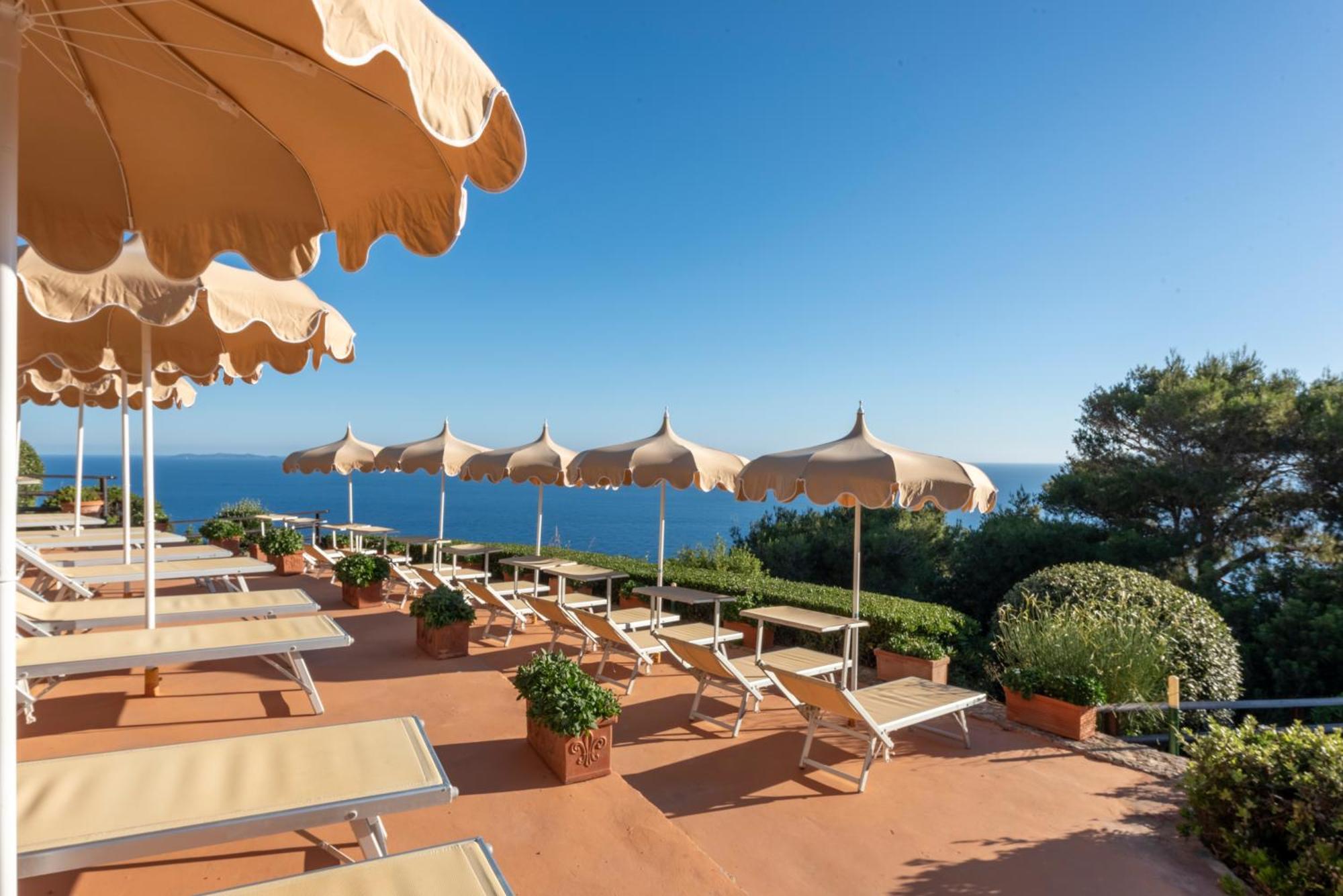 Boutique Hotel Torre Di Cala Piccola Порто Санто Стефано Екстериор снимка