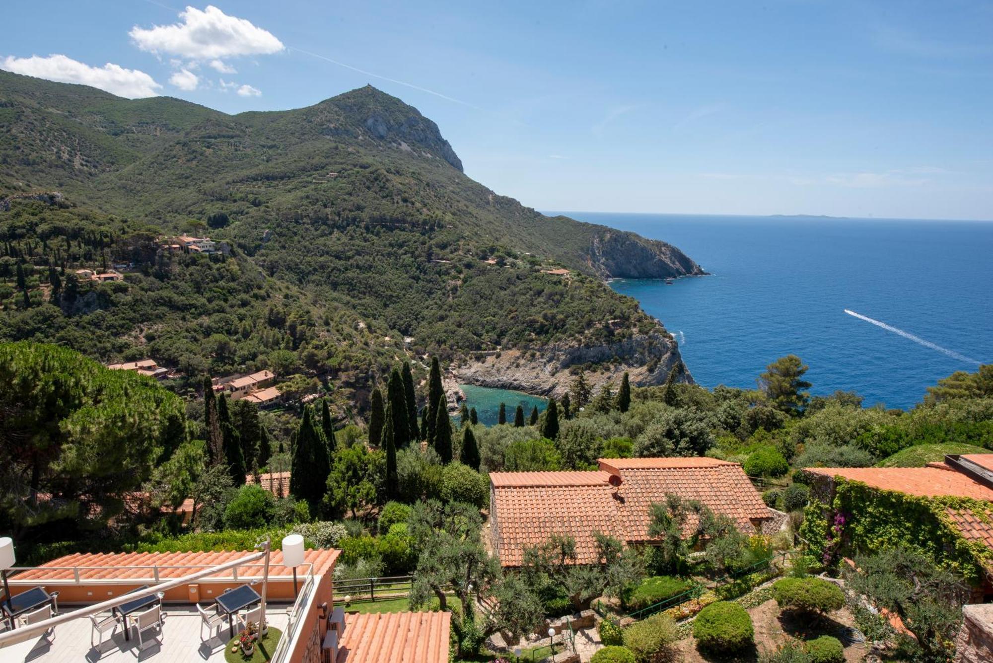 Boutique Hotel Torre Di Cala Piccola Порто Санто Стефано Екстериор снимка