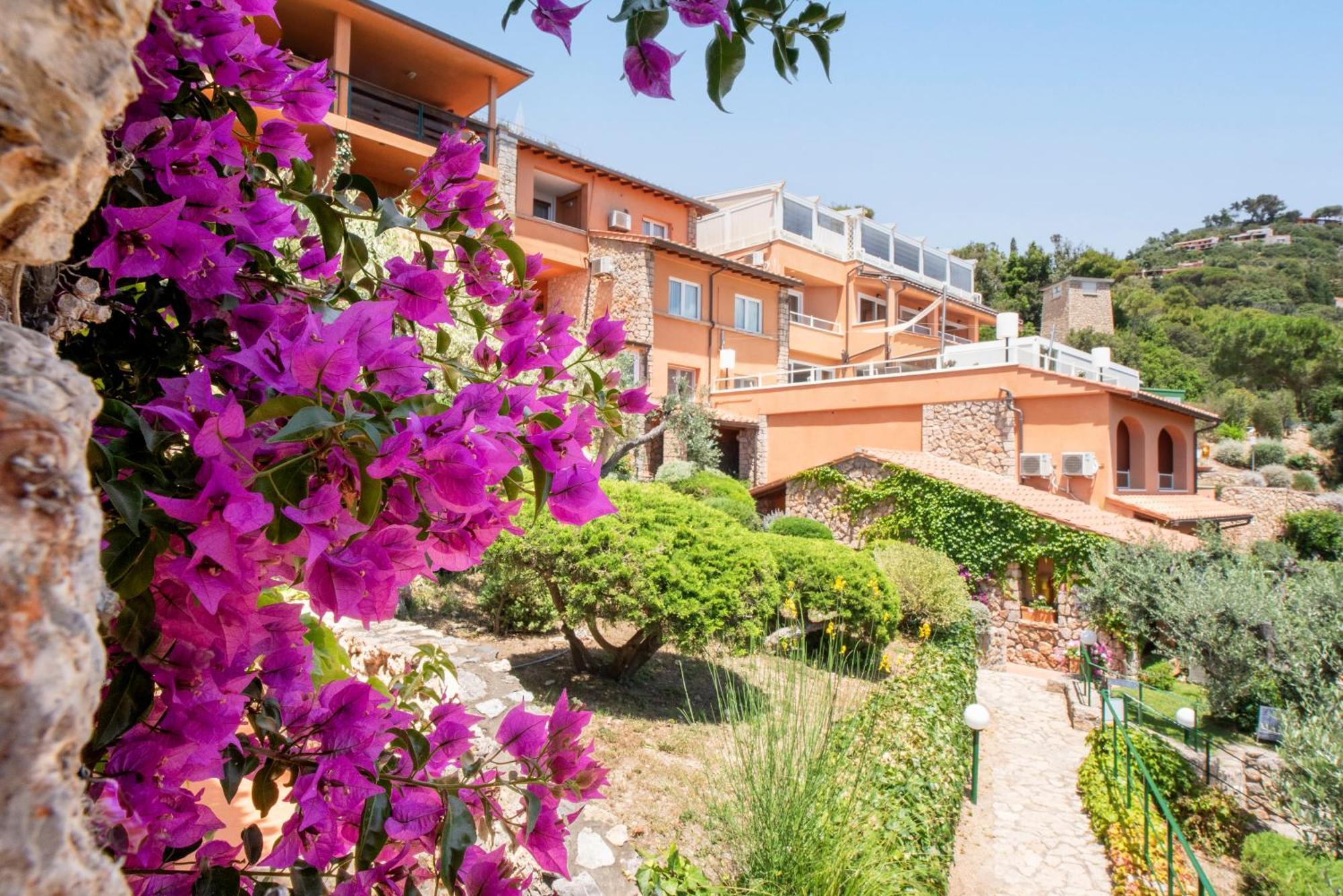 Boutique Hotel Torre Di Cala Piccola Порто Санто Стефано Екстериор снимка