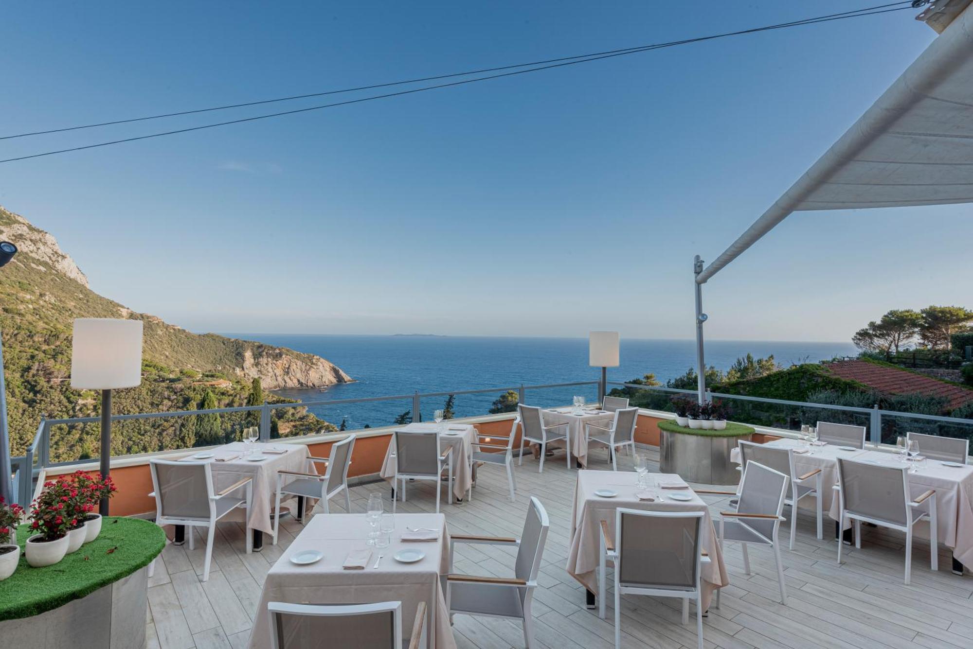 Boutique Hotel Torre Di Cala Piccola Порто Санто Стефано Екстериор снимка