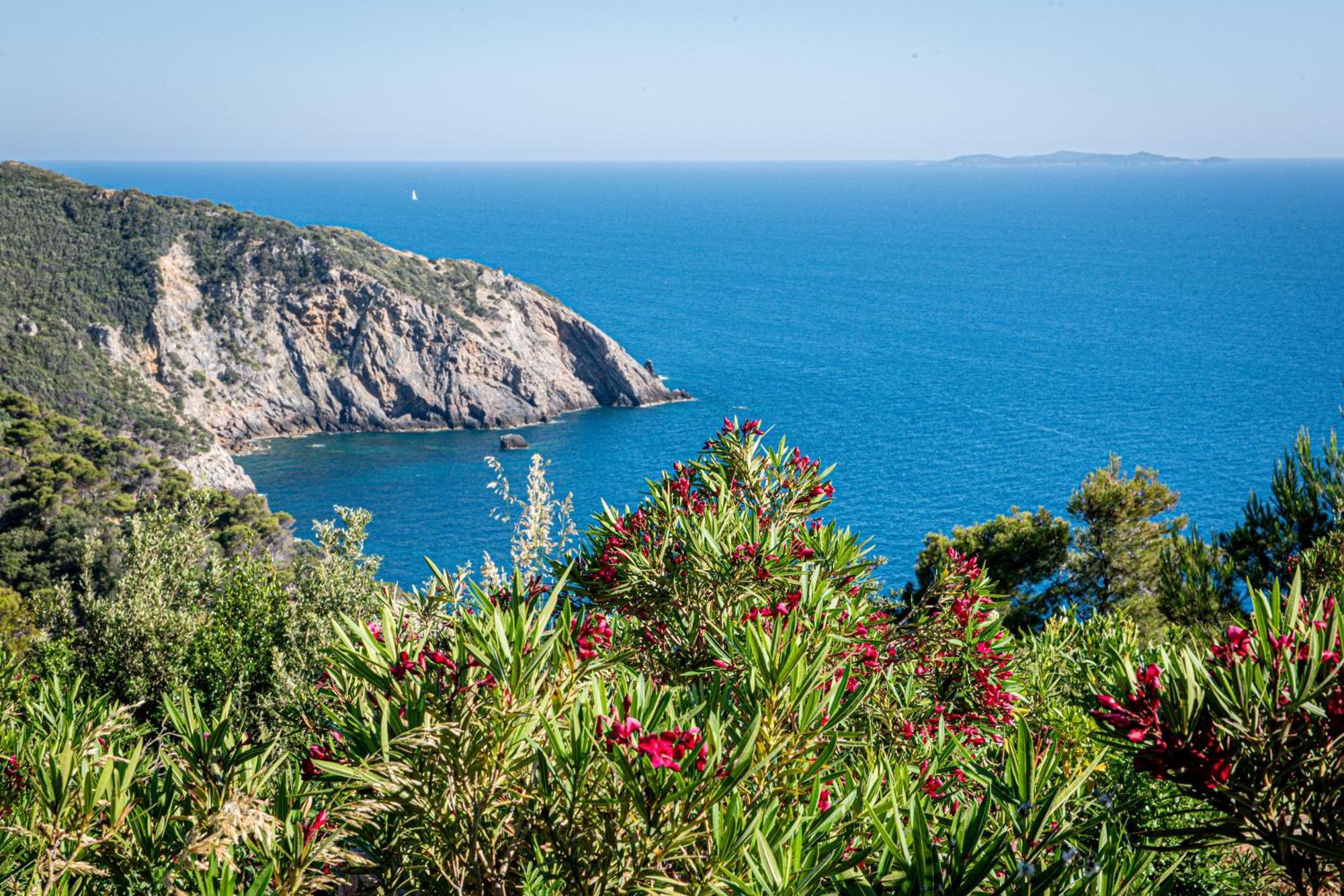 Boutique Hotel Torre Di Cala Piccola Порто Санто Стефано Екстериор снимка