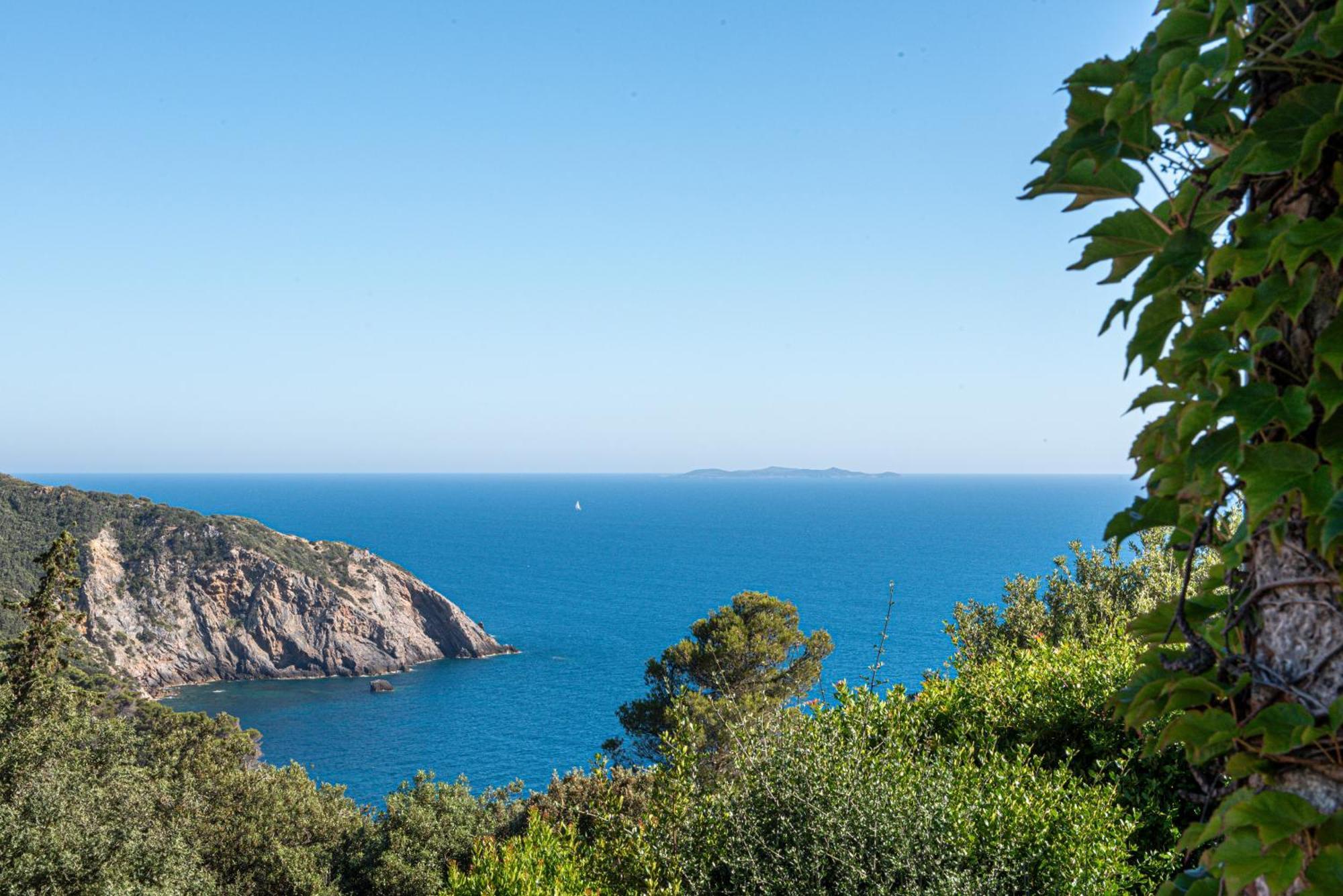 Boutique Hotel Torre Di Cala Piccola Порто Санто Стефано Екстериор снимка