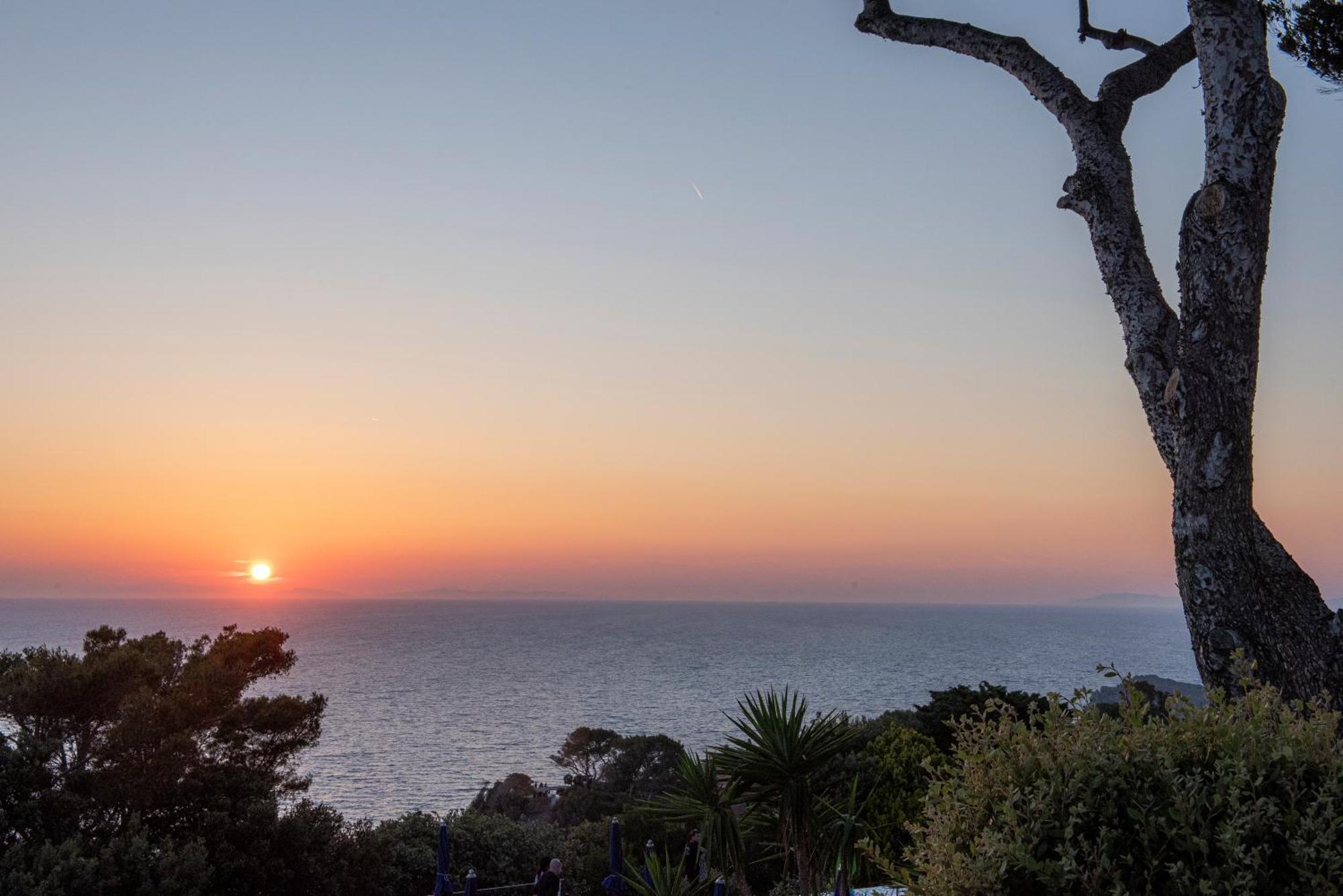 Boutique Hotel Torre Di Cala Piccola Порто Санто Стефано Екстериор снимка