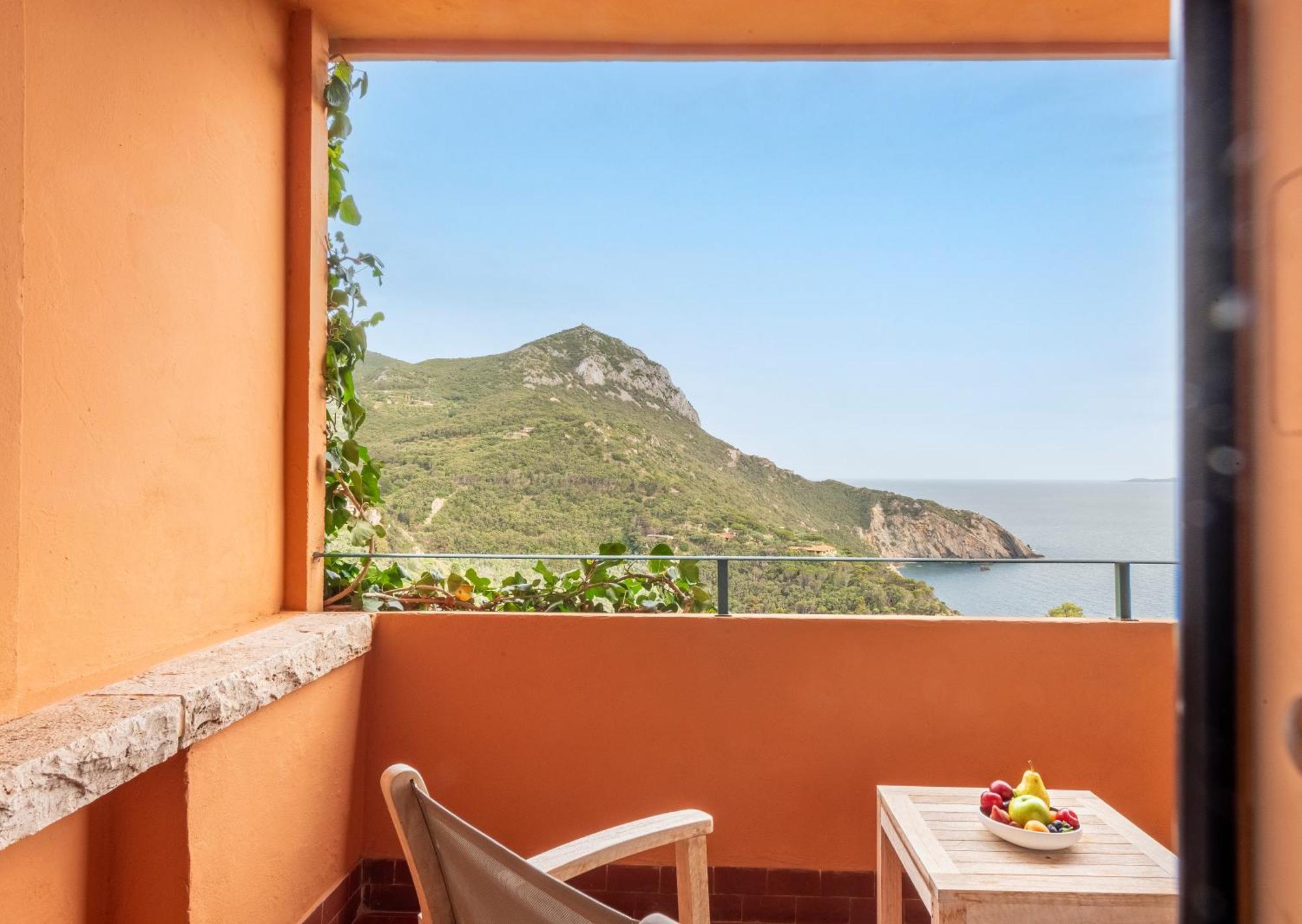 Boutique Hotel Torre Di Cala Piccola Порто Санто Стефано Екстериор снимка